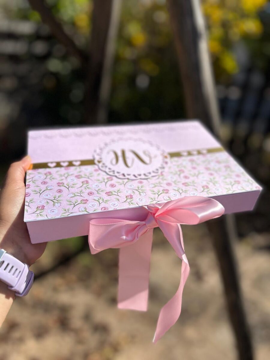 Caixa convite floral personalizado produzido pela Lindo Sol